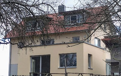 Mehrfamilienhaus mit Anbau