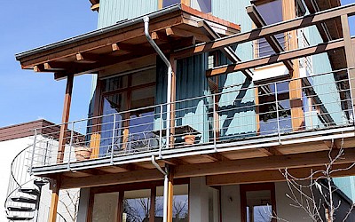 Haus mit Holzfassade Vorderansicht