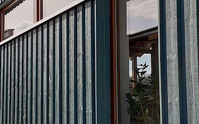 Haus mit Holzfassade Fensterfront