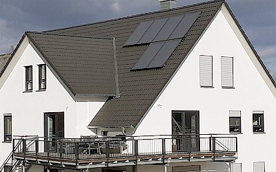 Modernes Wohnhaus Ansicht mit Terrasse